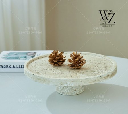 مضيفة تقديم ديكور اسمينت